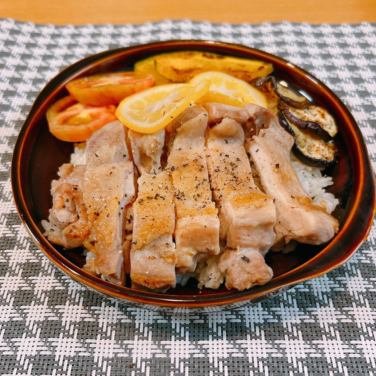 食欲増進！さわやかなレモンバターライスのチキンソテーのせ🍋 | 米